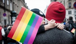 Две гей-пары требуют от Украины признания однополых партнерств