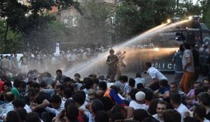 Частина мітингувальників лишається в центрі Єревана