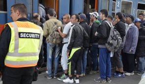 Венгрию предлагают исключить из ЕС из-за обращения с беженцами