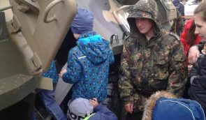 In Crimea children were given weapons again and “rode” on the APC