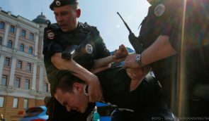 “Він нам не цар”: у Росії затримали більше тисячі осіб та Навального