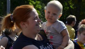 Геи и лесбиянки Чехии получили право усыновлять детей