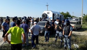 Після обшуків у Криму чотирьох мусульман відвезли у невідомому напрямку
