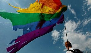 На Сумщині суд дозволив дитині після розлучення батьків жити з матір’ю-бісексуалкою