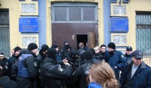 Под Святошинским судом избили и “по ошибке” задержали журналистов, которые показывали удостоверения