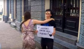 “Я – лесбійка. Обійми мене!”: активістка провела соціальний експеримент у Чернівцях