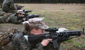 Чому жінка-снайперка отримує менше грошей, ніж чоловік-снайпер? Експертка про існуючі перешкоди для жінок в армії