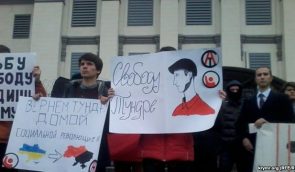Активисты вышли к российскому посольству поддержать Кольченко