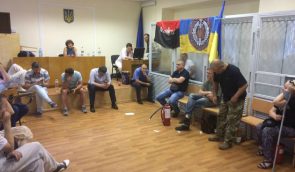 Активисты заблокировали Печерский суд, который взял под стражу командира “Айдара” (обновлено)