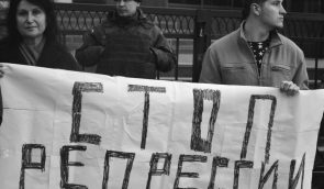 “Мы все видим”: В Киеве под посольством Беларуси активисты требовали освободить задержанных
