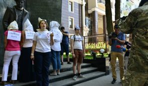Под посольством Беларуси активисты сорвали маску Лукашенко