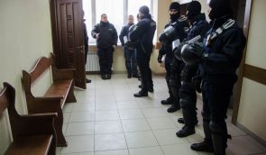 Шевченковский райсуд не увидел состава преступления в плакате с трезубом
 на Марше 8 марта в Киеве