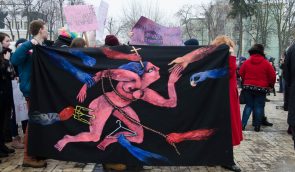 Праві активісти прийшли на суд щодо банеру з Маршу жінок