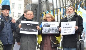 Активісти принесли під російське посольство карту “гарячих точок”