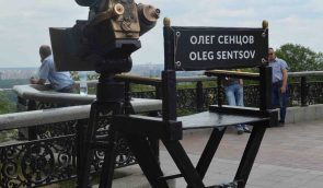 День политзаключенных: взгляд из российского плена, SOS еврочиновникам и именины Сенцова
