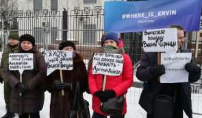 У Києві під російським посольством пройшла акція “26 хвилин для бранців Кремля”