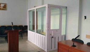 У Чернігівському суді грати для підсудних замінили на скляні кабіни