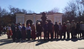 У Сімферополі попри заборону покладають квіти до пам’ятника Шевченку