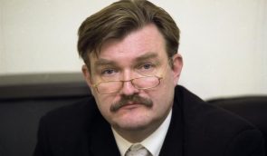Комісія з журналістської етики засудила Євгена Кисельова та канал “Прямий” за расистські висловлювання