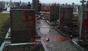 На Львовщине осквернили польские мемориалы. Власти обвиняют российские спецслужбы