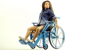 В США дизайнер создал куклу на инвалидной коляске