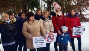 На Закарпатье жители села добились увольнения директора школы, которая ударила ученика