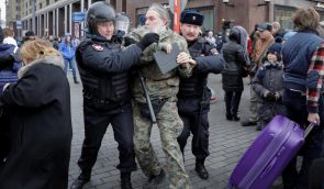 У містах Росії затримали понад 400 осіб, які просто вийшли на вулицю