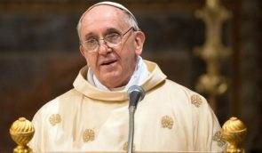 Папа Римский сравнил фейки с поеданием экскрементов