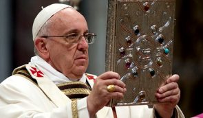 Папа Римский заявил, что церковь должна извиниться перед геями