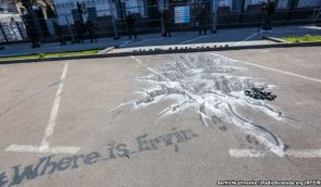 Під посольством Росії в Києві активісти показали “прірву”