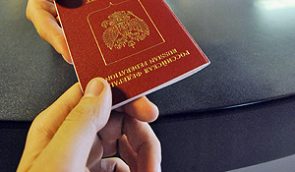 МИД напоминает, что россияне уже второй год въезжают по заграничным паспортам