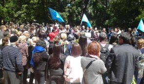 В Симферополе крымские татары прошли колонной к памятному знаку жертв депортации (фото)