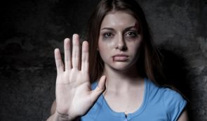 Чому служба з протидії домашньому насильству “Поліна” допомагає не всім