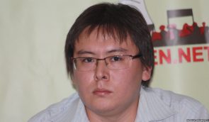 В Казахстане оппозиционного журналиста приговорили к 3 годам ограничения свободы