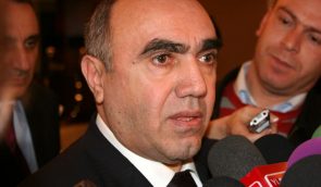 Азербайджан вимагає екстрадиції журналіста Гусейнова й шле прокуратурі його фото з Саакашвілі