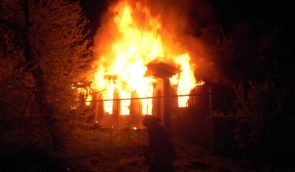 Из-за обстрела жилого сектора Станицы Луганской сгорел дом