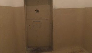 Заключенных Черкасского СИЗО более суток держат в “бетонных коробках”