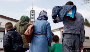 Голова МВС Німеччини хоче скасувати грошову допомогу біженцям