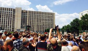 Мешканці Донецька під будівлею “ДНР” протестували проти війни