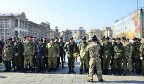 В Харькове выдают повестки в армию на станциях метро