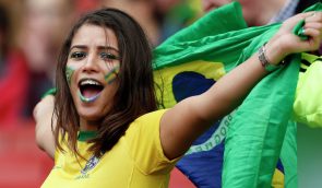 ФІФА просить менше показувати у футбольних трансляціях уболівальниць: все через сексизм