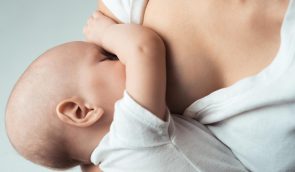В США трансґендерна жінка вперше змогла годувати малюка груддю