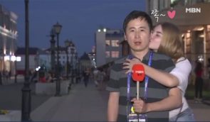 Вболівальниці поцілували в прямому ефірі журналіста: тепер їх звинувачують у харасменті