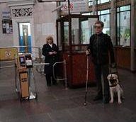 В Киеве незрячего человека с собакой-поводырем не пустили в метро