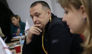 Председателя “Стоп коррупции” в Черновцах избили молотком. Активисты требуют найти заказчиков