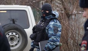 У Криму судять активіста за образу поліцейського: закрите засідання та потерпілий у масці