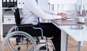Українські роботодавці розповіли, чому в них працює так мало людей з інвалідністю