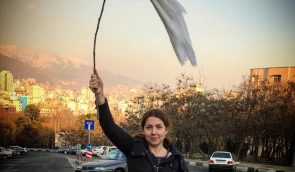 Засуджена іранка, яка протестувала проти хіджабу, виїхала з країни