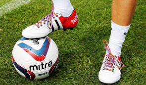 Європейським футболістам, які будуть грати на ЧС у Росії, запропонували вийти на поле у веселкових шнурівках