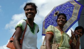 Власти Шри-Ланки впервые с 1955 года разрешили продавать женщинам алкоголь